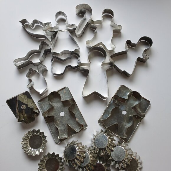 VTG Tin Metal Cookie Cutters Farmhouse Christmas Lot of 20 Tart Tins Soldered - Picture 1 of 15